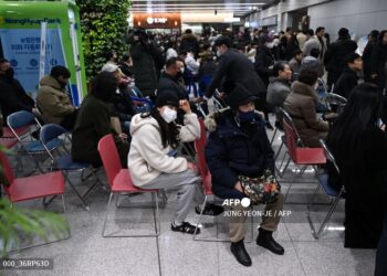 Cientos de personas esperan noticias de sus familiares
