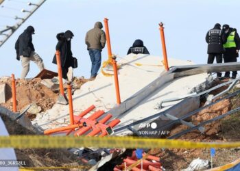 Expertos revisan el muro del aeropuerto