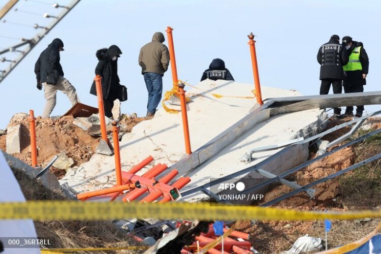 Expertos revisan el muro del aeropuerto