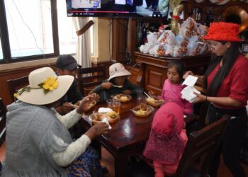 Decenas de voluntarios compartieron alimentos con los más necesitados.
