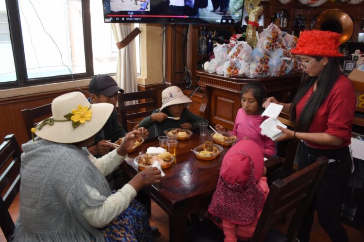 Decenas de voluntarios compartieron alimentos con los más necesitados.