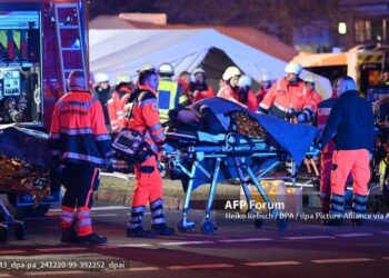 Los grupos de rescate ayudan a las víctimas