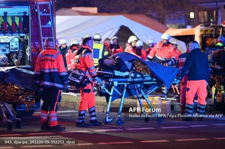 Los grupos de rescate ayudan a las víctimas