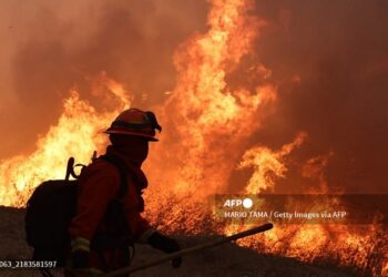 El fuego avanza sin control en California