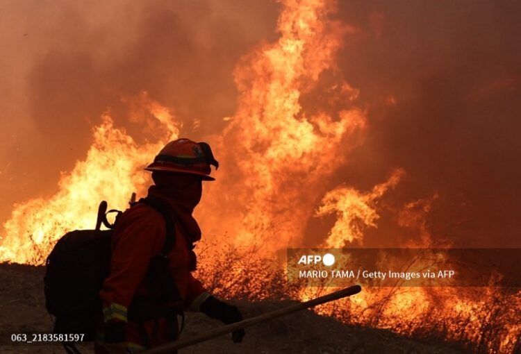 El fuego avanza sin control en California