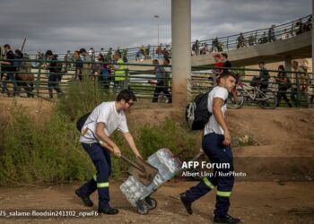 Siguen las labores de limpieza en Valencia