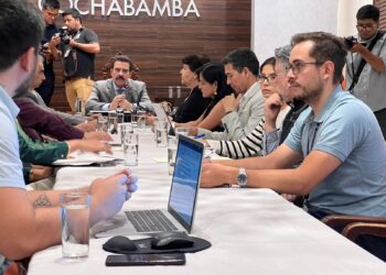 El alcalde Manfred Reyes Villa, personal de la Alcaldía y empresarios participaron este jueves en un gabinete económico.