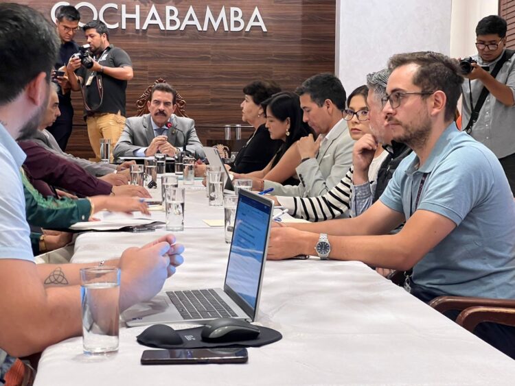 El alcalde Manfred Reyes Villa, personal de la Alcaldía y empresarios participaron este jueves en un gabinete económico.
