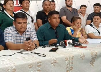Las dirigencias de los choferes y de la Fejuve en conferencia de prensa.