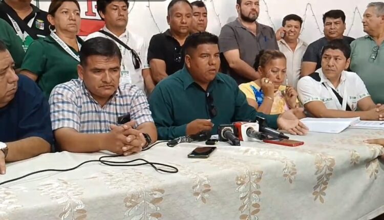 Las dirigencias de los choferes y de la Fejuve en conferencia de prensa.
