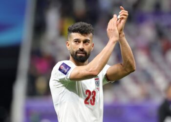 Convocado un futbolista iraní por abrazar a una aficionada