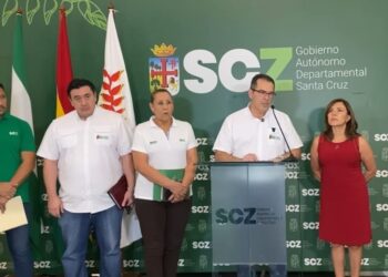 El gobernador Mario Aguilera y su equipo técnico, en conferencia de prensa.