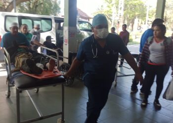 Los policías heridos fueron llevados al hospital de la CNS, en Cochabamba.