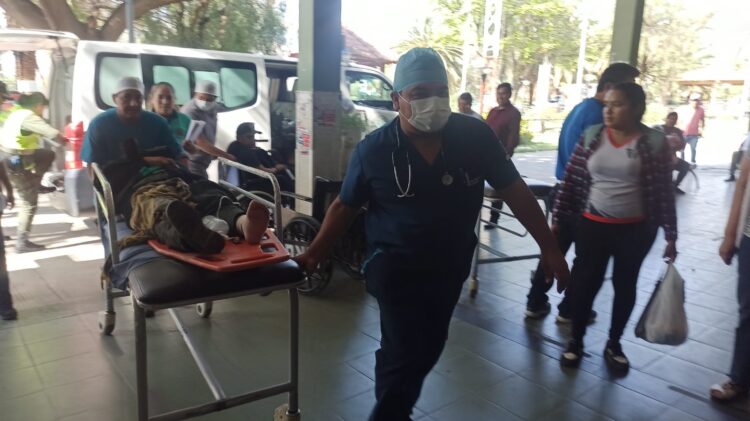 Los policías heridos fueron llevados al hospital de la CNS, en Cochabamba.
