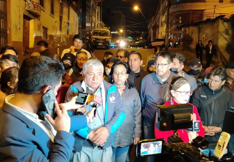 El alcalde Iván Arias en puertas de la FELCC de La Paz.
