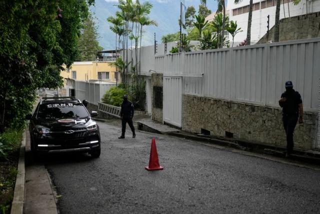 Los asilados denuncias un asedio permanente