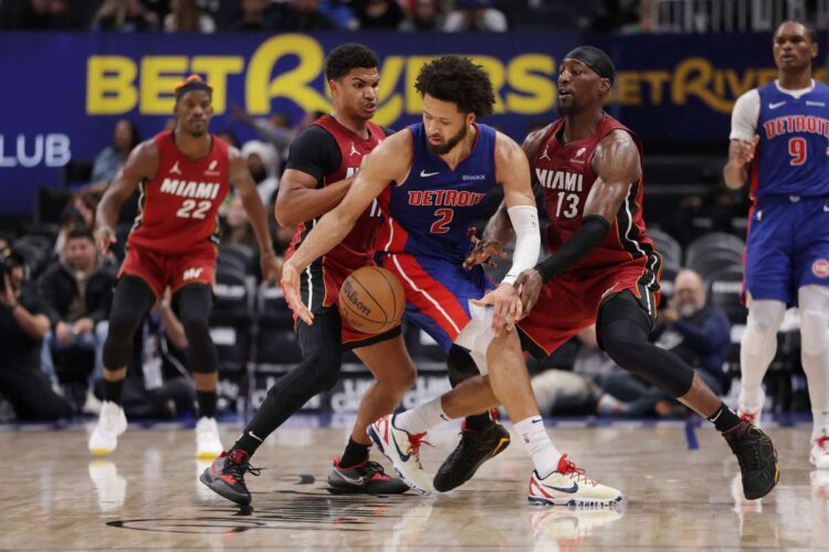 Los Pistons vencen al Heat en tiempo extra