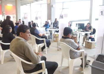 Varios puntos de empadronamiento estuvieron copados por personas que querían registrarse.