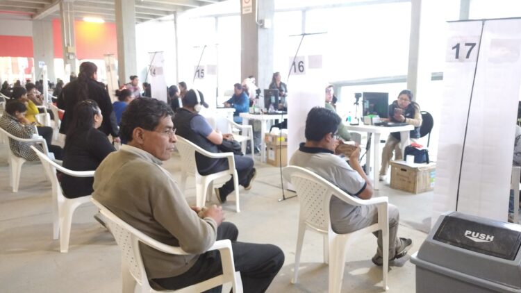 Varios puntos de empadronamiento estuvieron copados por personas que querían registrarse.
