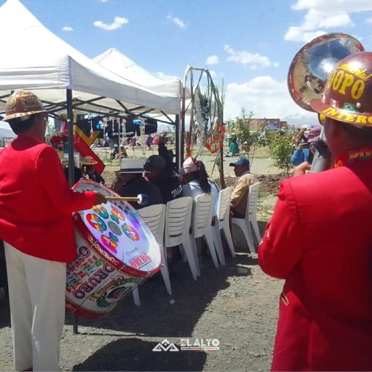 La banda Poopó fue contratada para despedir a las almas en El Alto