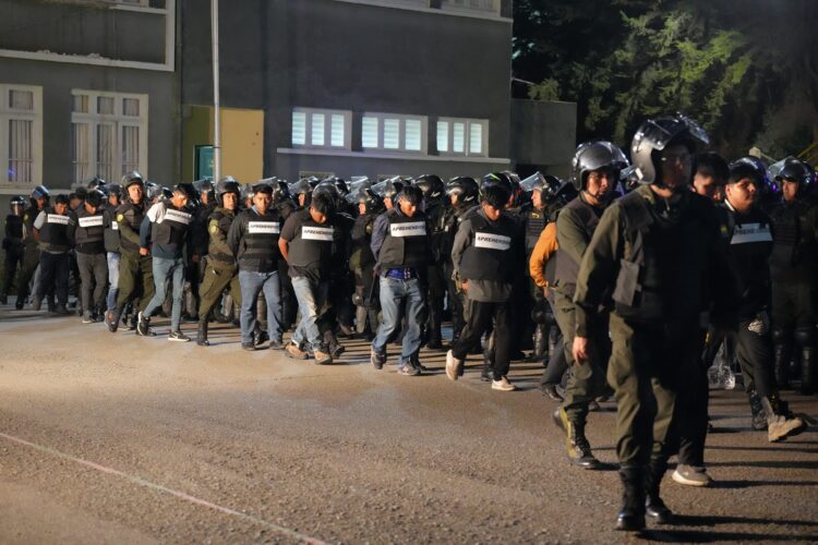 Gobierno presenta a 55 aprehendidos en bloqueos en Parotani.