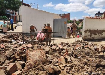 Las FFAA ayudan en la limpieza del lodo