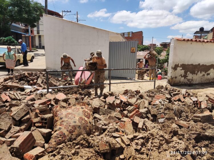 Las FFAA ayudan en la limpieza del lodo