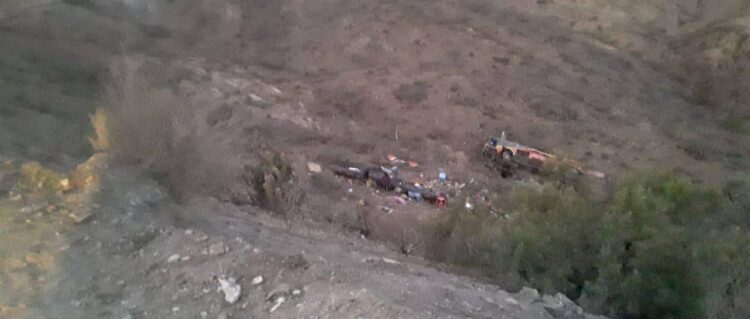 El bus cayó al menos 50 metros