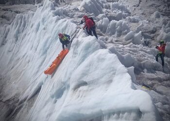 El grupo Socorro Andino y Bomberos rescataron el cuerpo sin vida de un hombre en el nevado Huayna Potosí.