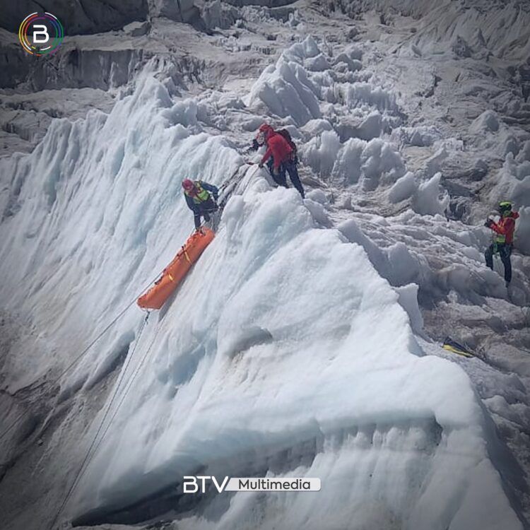 El grupo Socorro Andino y Bomberos rescataron el cuerpo sin vida de un hombre en el nevado Huayna Potosí.