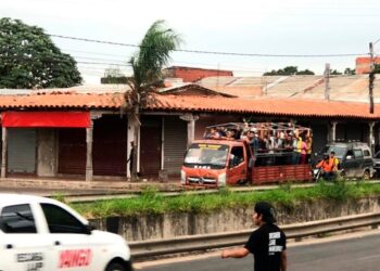 Transportistas pinchan llantas en Santa Cruz durante el primer día de paro