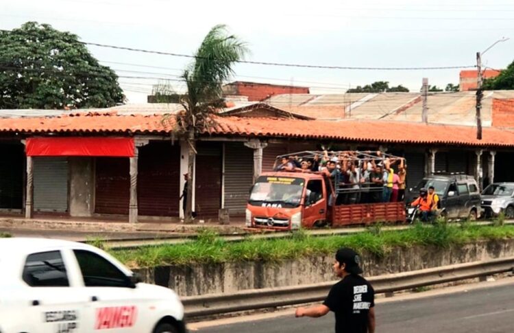 Transportistas pinchan llantas en Santa Cruz durante el primer día de paro
