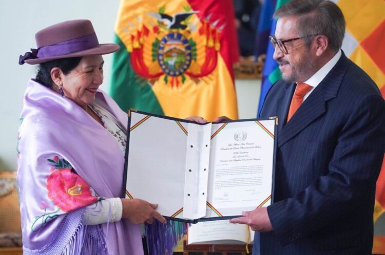 Adalid Contreras jura como nuevo embajador de Bolivia en Uruguay