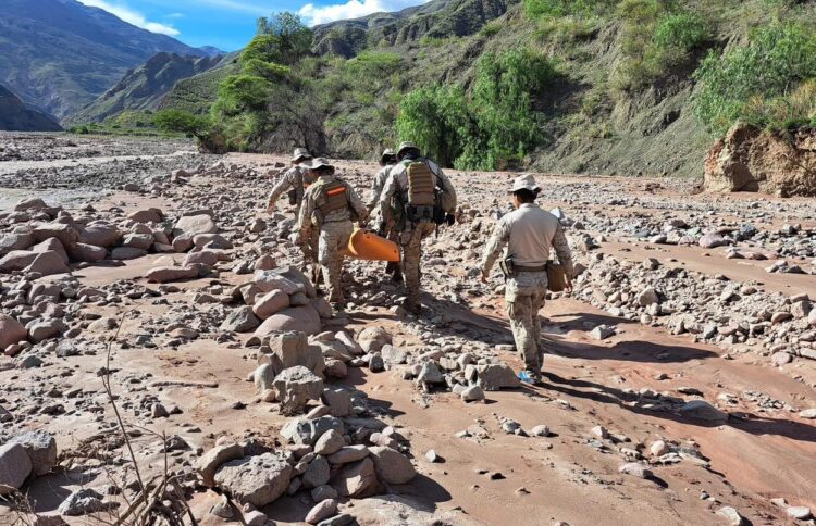 Brigada del SAR Cochabamba en el rescate del cuerpo de una mujer arrastrada por el río.