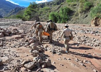 Rescatistas recuperan el cuerpo de una niña que fue arrastrada por un río en Cochabamba.