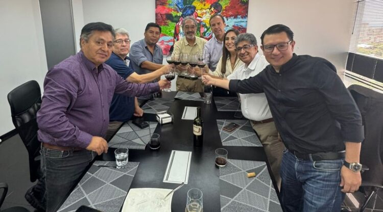 FRI rompe su alianza con CC y sella acuerdo con Tuto Quiroga para participar de las presidenciales