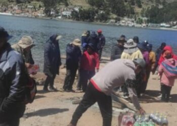 Pobladores de San Pablo de Tiquina cumplen un paro en la vía hacia Copacabana.