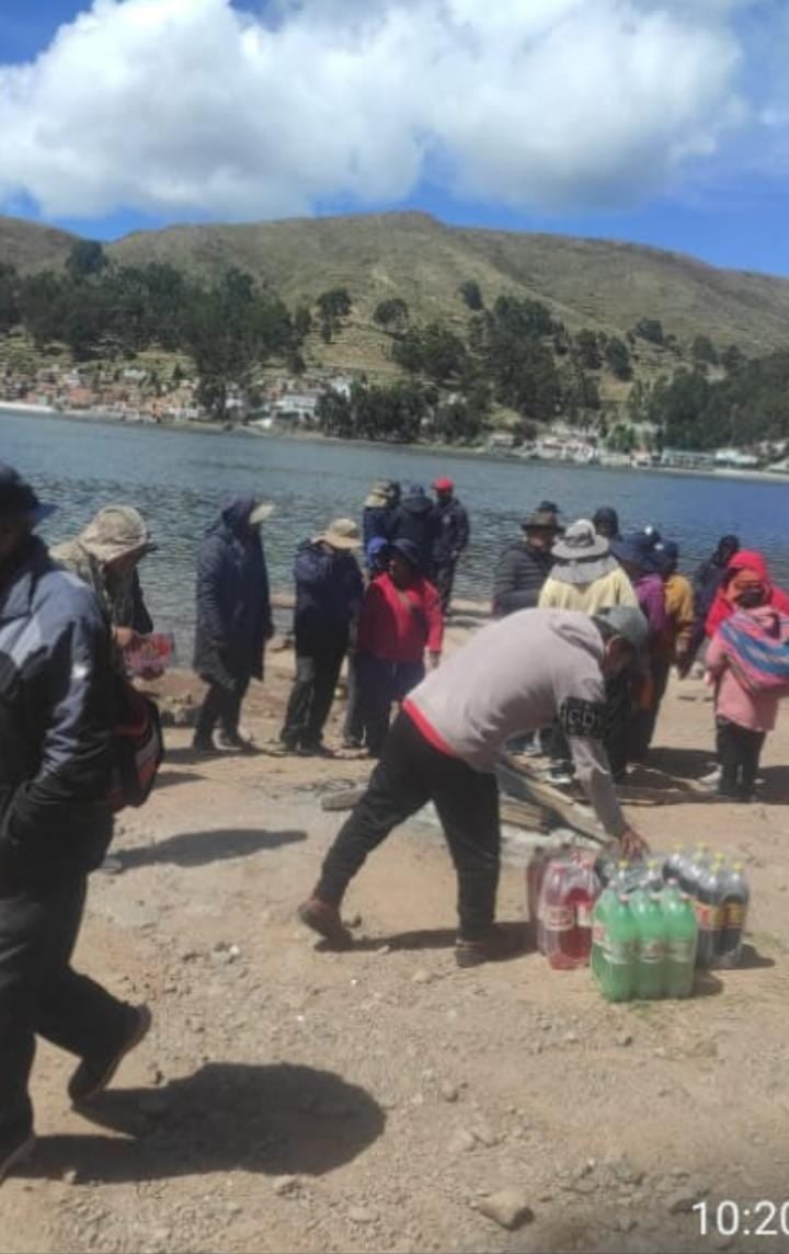 Pobladores de San Pablo de Tiquina cumplen un paro en la vía hacia Copacabana.