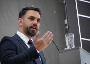 Del Castillo dice que orden de aprehensión contra Evo ‘se debe manejar de manera milimétrica’