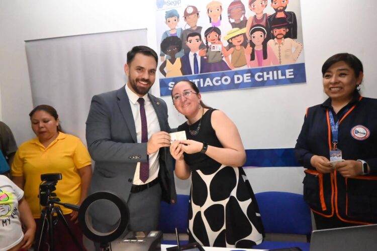 Del Castillo inaugura una oficina del Segip para la comunidad boliviana en Santiago de Chile