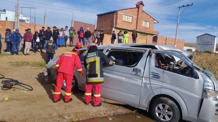 Al menos 14 personas fallecieron en un accidente en la carretera La Paz-Oruro.