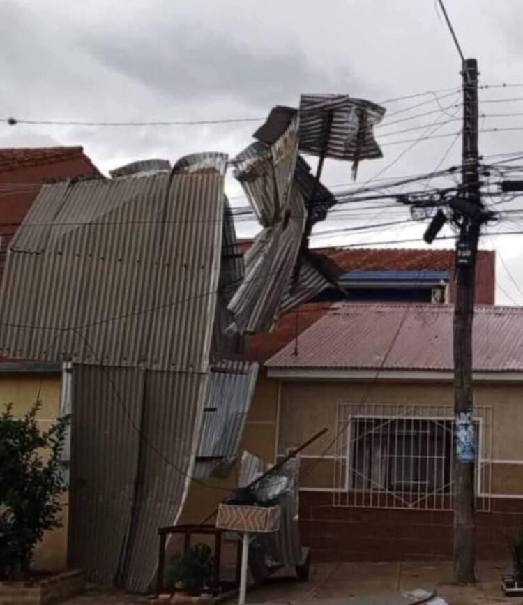 Vientos fuertes causaron estragos en diferentes regiones de Santa Cruz.
