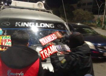 Funcionarios de la Alcaldía de El Alto realizan control por trameaje y evitan tarifa nocturna.