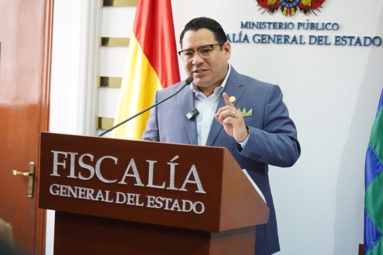 El fiscal general del Estado, Roger Mariaca, en conferencia de prensa.