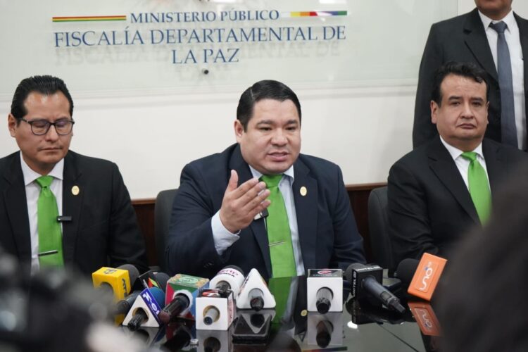 El fiscal general del Estado, Róger Mariaca, en conferencia de prensa.