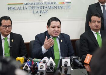 El fiscal general del Estado, Róger Mariaca, en conferencia de prensa.