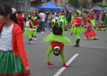 Desfile enciende el espíritu navideño en La Paz.