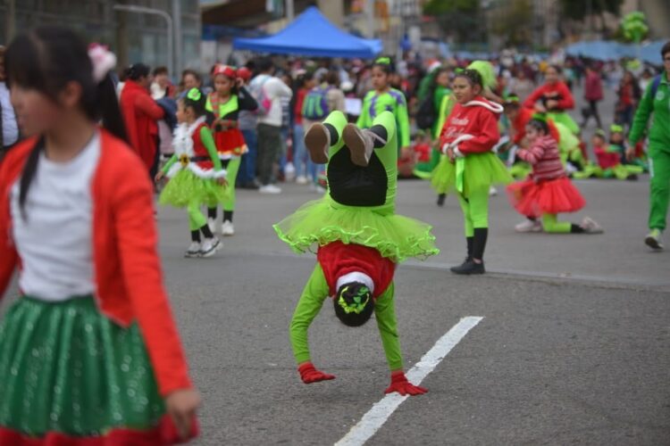 Desfile enciende el espíritu navideño en La Paz.