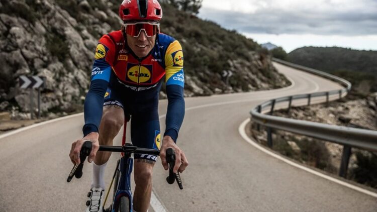 El expiloto español de MotoGP Aleix Espargaró se pasa al ciclismo