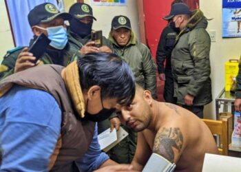 Policía evalúa a Nallar. Foto: Régimen Penitenciario